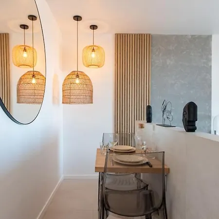 Sea View & Suite: 3min