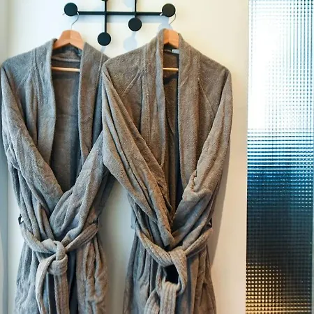 Sea View & Suite: 3min