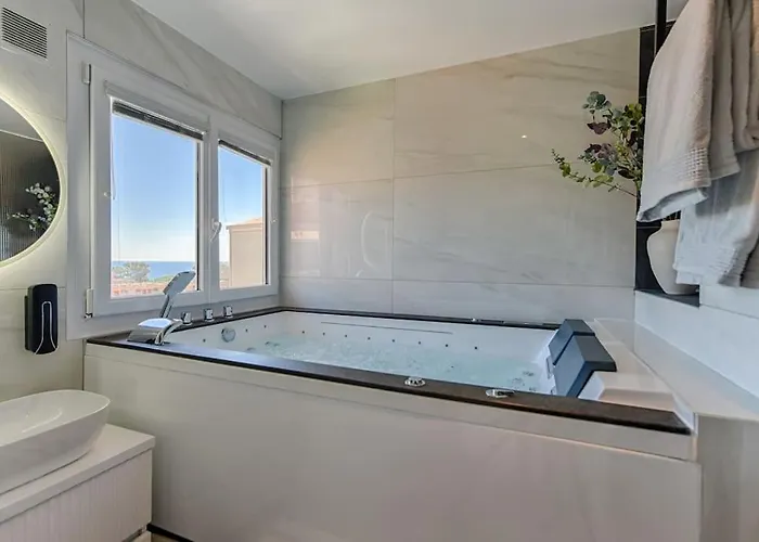 Sea View & Suite: 3min *